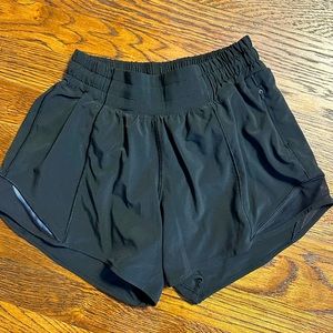 Lululemon Hotty Hot 2.5’ short. Black. Like new